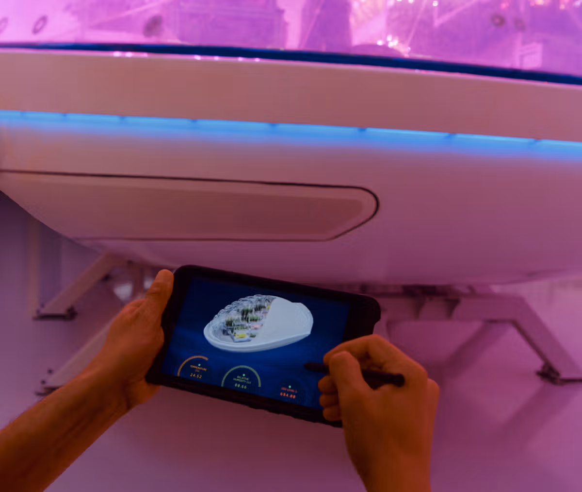 Person holding a Tablet